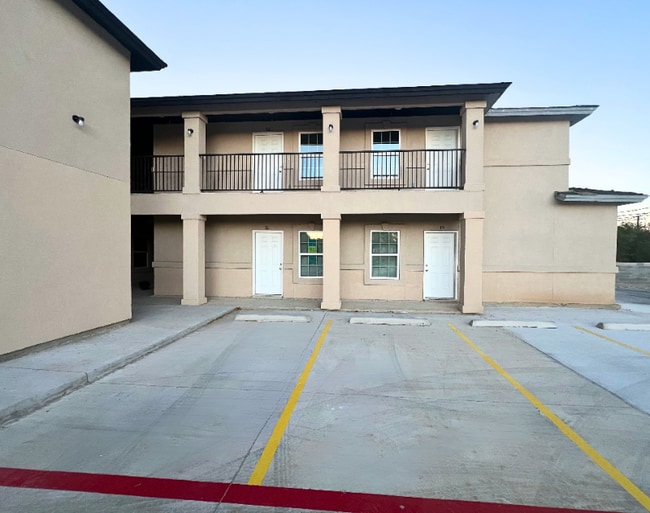2904 E Lyon St unit Lyon's Cape 1 Bed, Laredo, TX 78043 - photo 2