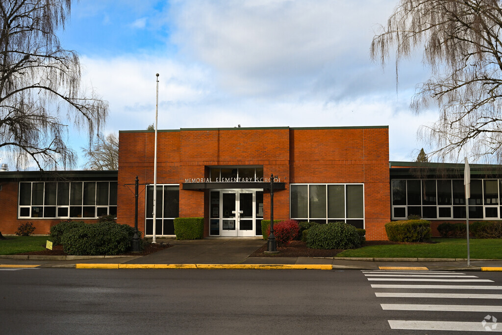 Memorial Elementary School provides education in 
Yamhill.