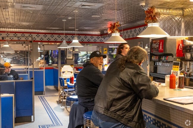 Patriots Diner is a retro-style restaurant that serves all-day breakfast staples.