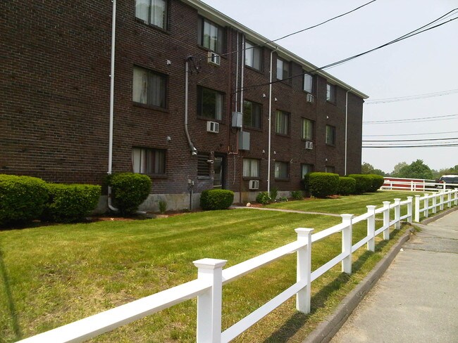 Oakland Heights Apartments, Methuen, MA 01844 - photo 4