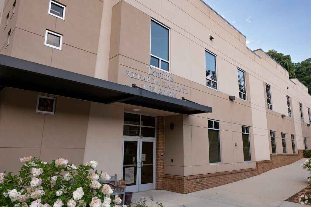 The main entrance to Temina High School in North Druid Hills, Atlanta, GA.