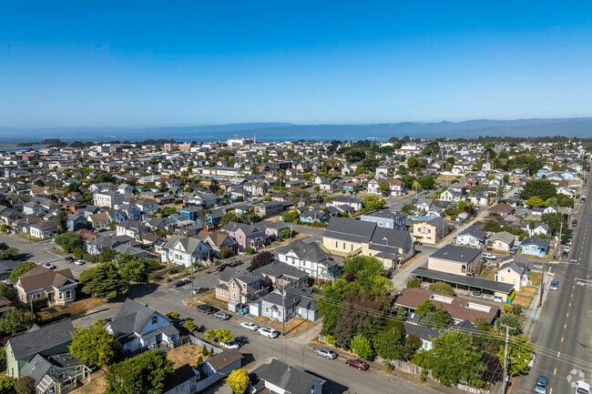 Broadway Street neighborhood is a coastal community with many housing options.