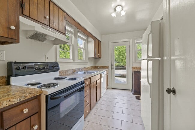 4610 Calvert Rd, College Park, MD 20740 - photo 4