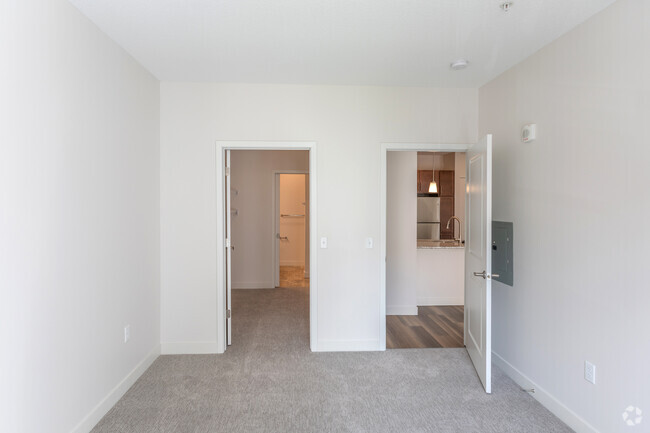 2BR, 2BA - 1,042SF