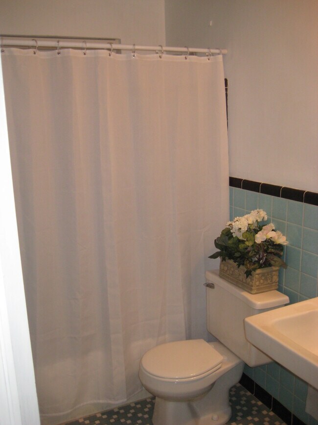 1604 Sutton Ave unit 4, Cincinnati, OH 45230 - photo 3