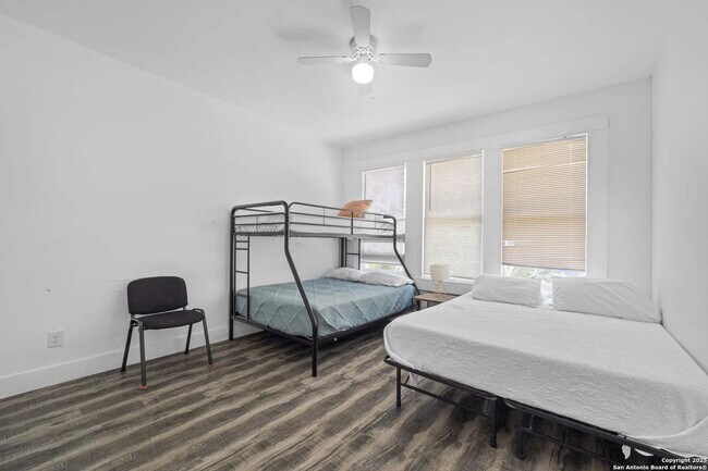 402 E Dewey Place unit 201, San Antonio, TX 78212 - photo 7