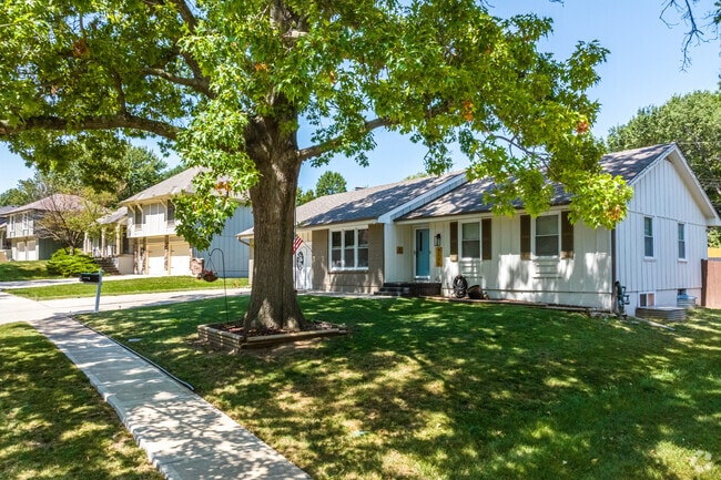 Ranch homes of all shapes and sizes are found in the Royal Oaks neighborhood.