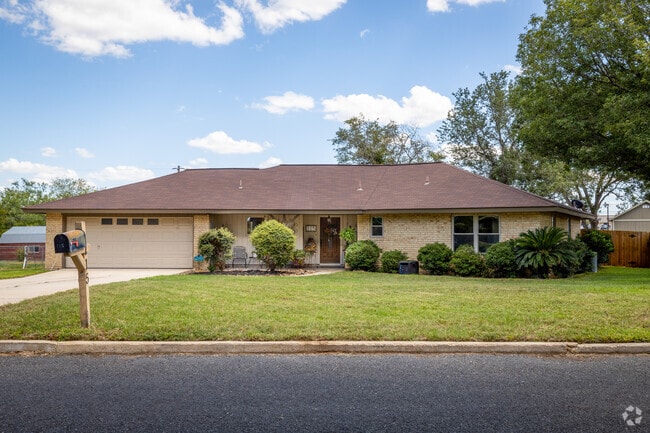 Lakehills has many traditional-style ranch homes.