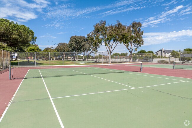 There are two well maintained tennis courts at Lemonwood Park in Oxnard.