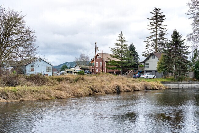 There are a handful of lakeside and riverfront properties throughout Vernonia.