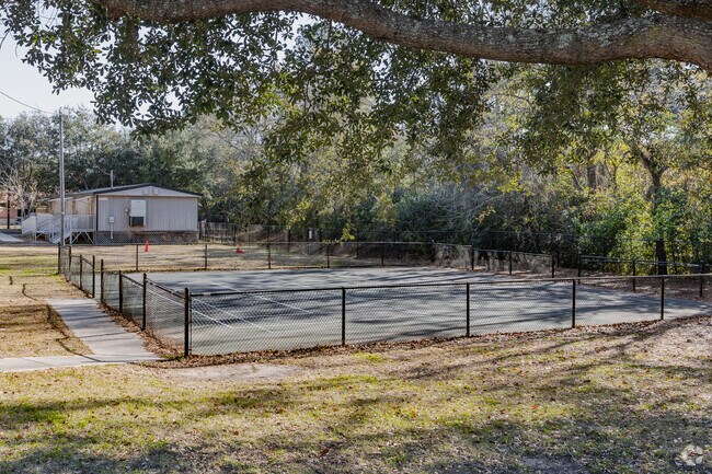 Allegro Charter School of Music in North Charleston has tennis courts.