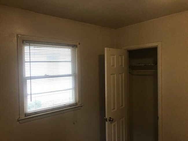 208 Wayne Ave, Goldsboro, NC 27530 - photo 4