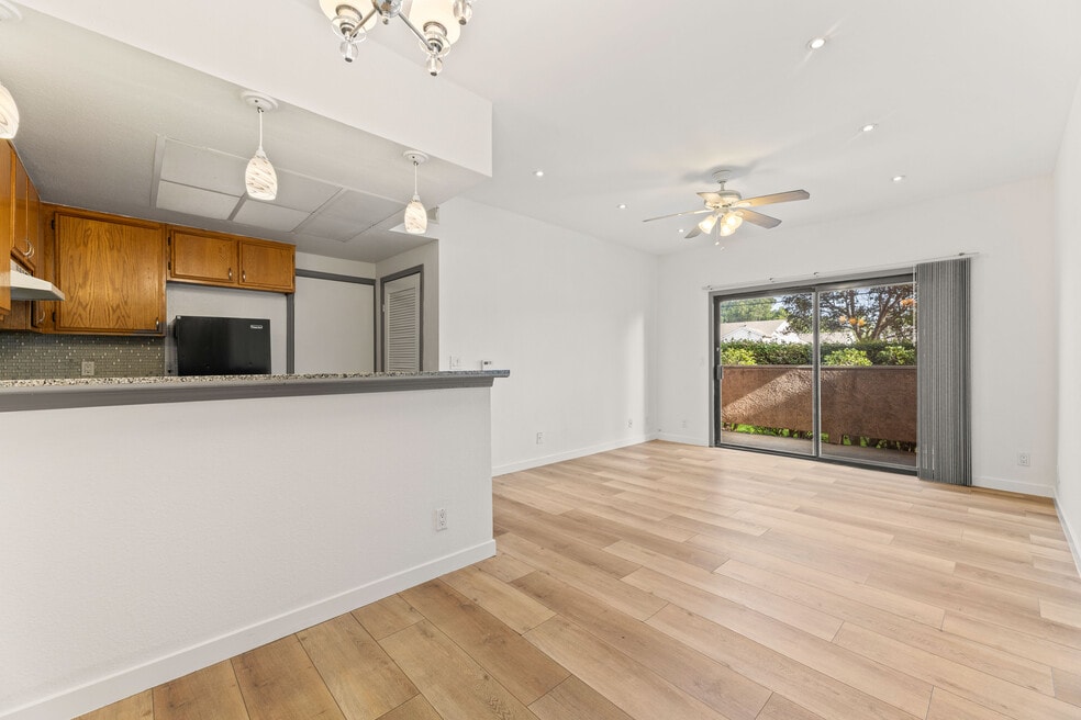 Laurel Woods Condominiums unit 5, San Fernando, CA 91340 - photo 1