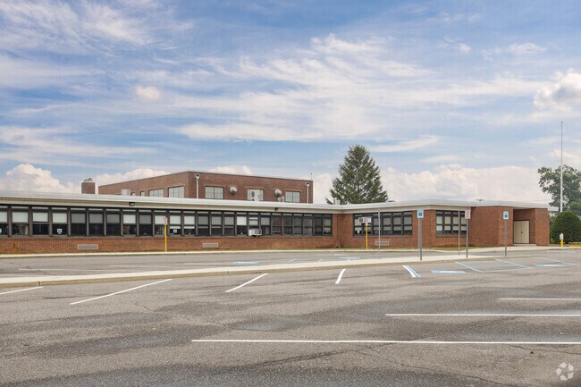 The teacher-student ratio at Babylon Memorial Grade School in Babylon, NY is 12 to 1.