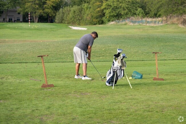Naperbrook Golf Course in Bolingbrook is a par 72 course.
