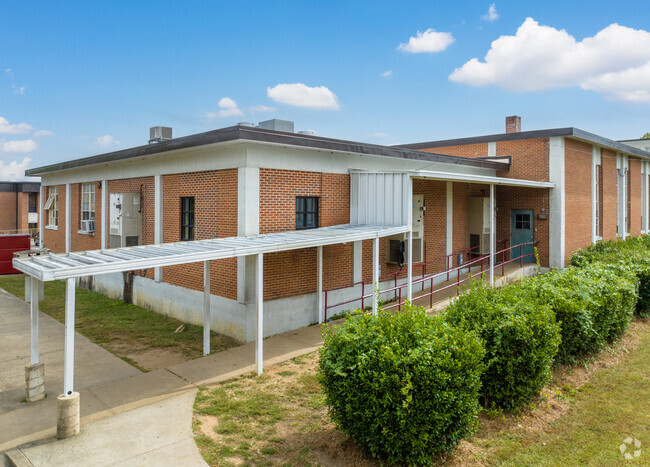 Dannelly Elementary School has an overall Niche Grade of C-.
