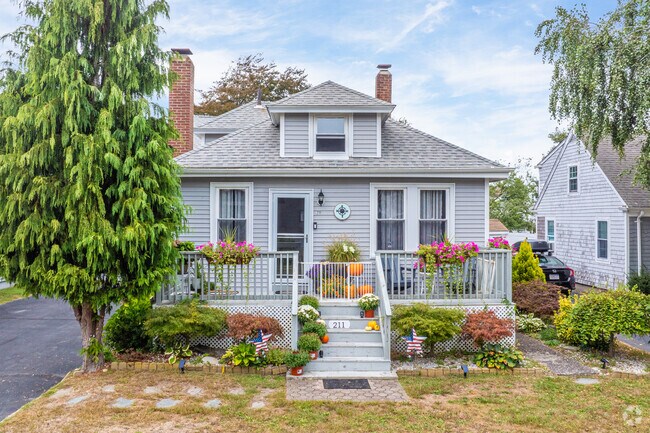 Single family homes in New Bedford can range between $300,000 and $650,000 depending on region.