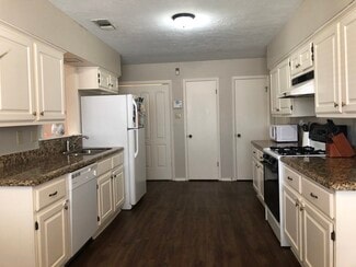 1004 Crestwood Dr, Bryan, TX 77801