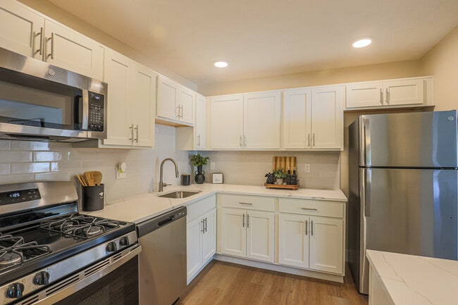 Jamestown Village Apartments, North Olmsted, OH 44070 - photo 5