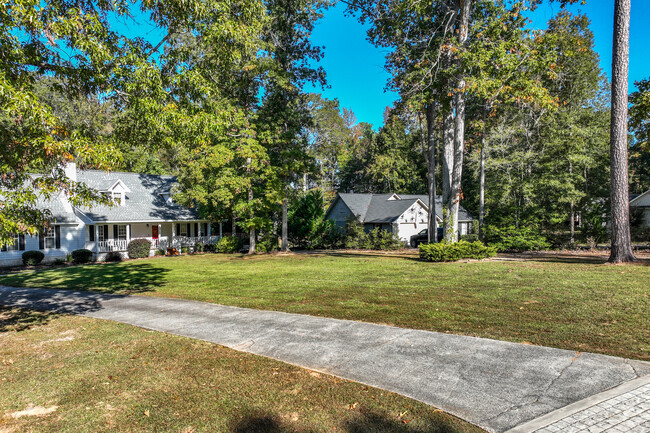 Cape Cods in Evergreen Plantations are commonly found in the neighborhood.