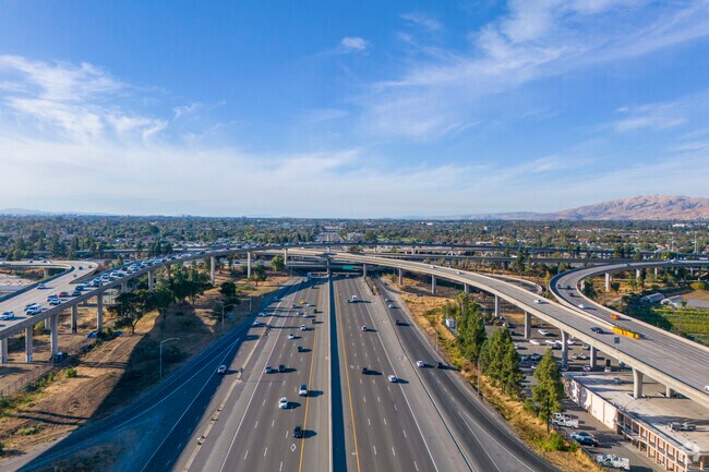 The Bayshore freeway is a convenient way to get around the Santee area.