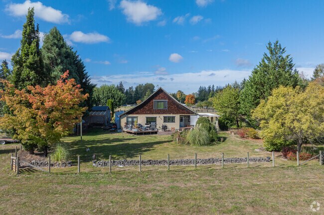 Farm houses sit on grassy land all over South Creek.