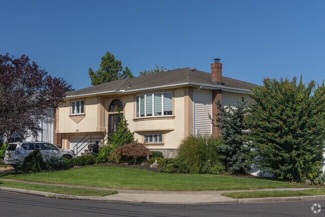 Sidewalks and well-manicured lawns are found on all of the streets of Oceanside.