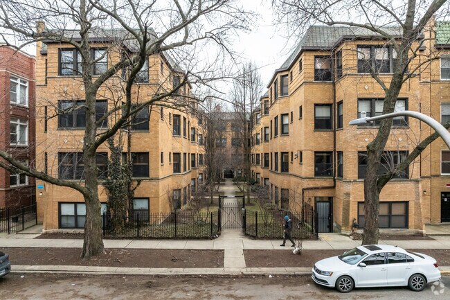 There are a number of vintage courtyard buildings in Rogers Park.