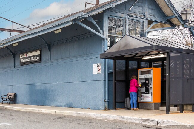 It is an easy 40 minute commute by train from Metuchen to New York.