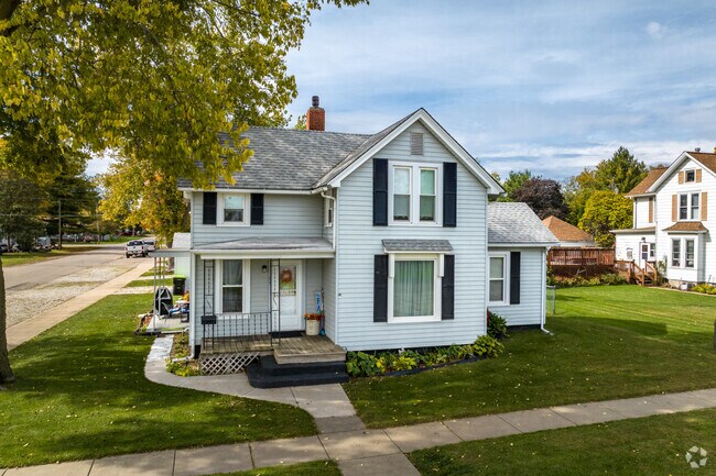 Multi-story homes sit behind sidewalks in Chillicothe.