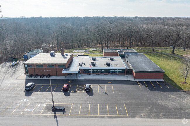 Nettle Creek Elementary School has a student-teacher ratio of 8 to 1.