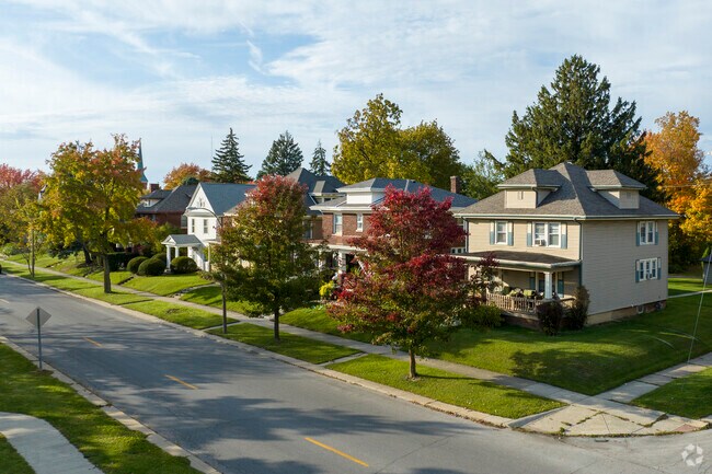 La Rez offers charming homes lining scenic streets.