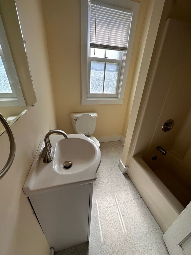 12-14-14 St Louis St unit 14 Saint Louis - Apt, Burlington, VT 05401 - photo 7