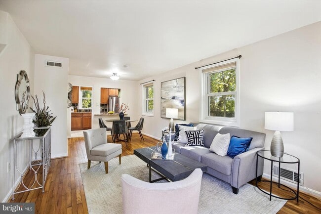 127 Dale St, Alexandria, VA 22305 - photo 2