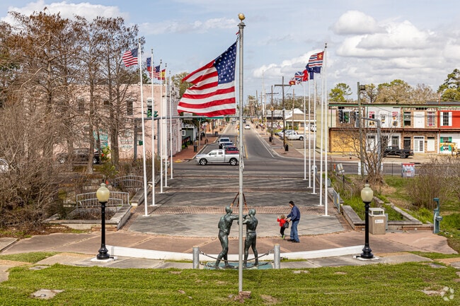 La Salle’s Landing is a quiet place to visit with your family.