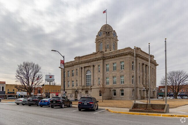 The Jasper County Courthouse sits at the center of Newton's historic town square.