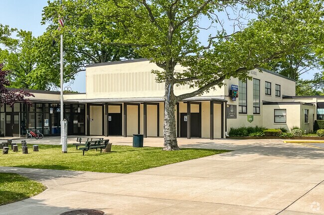 Searingtown School is a high ranking public school located in Albertson.