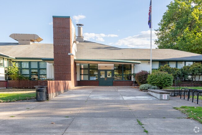 Kelly Middle Schools serves grades 6-8 on Howard Ave in Eugene.
