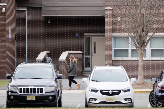 County Road Elementary School in Demarest, NJ is 43% female and 57% male.