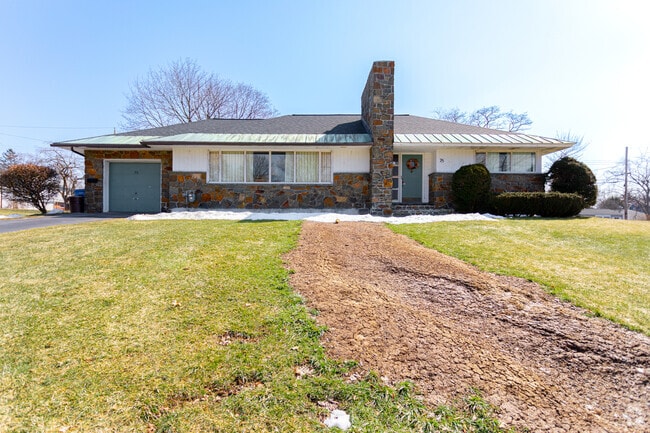 Brick‑accented ranches add classic curb appeal across Helderberg’s quiet blocks.