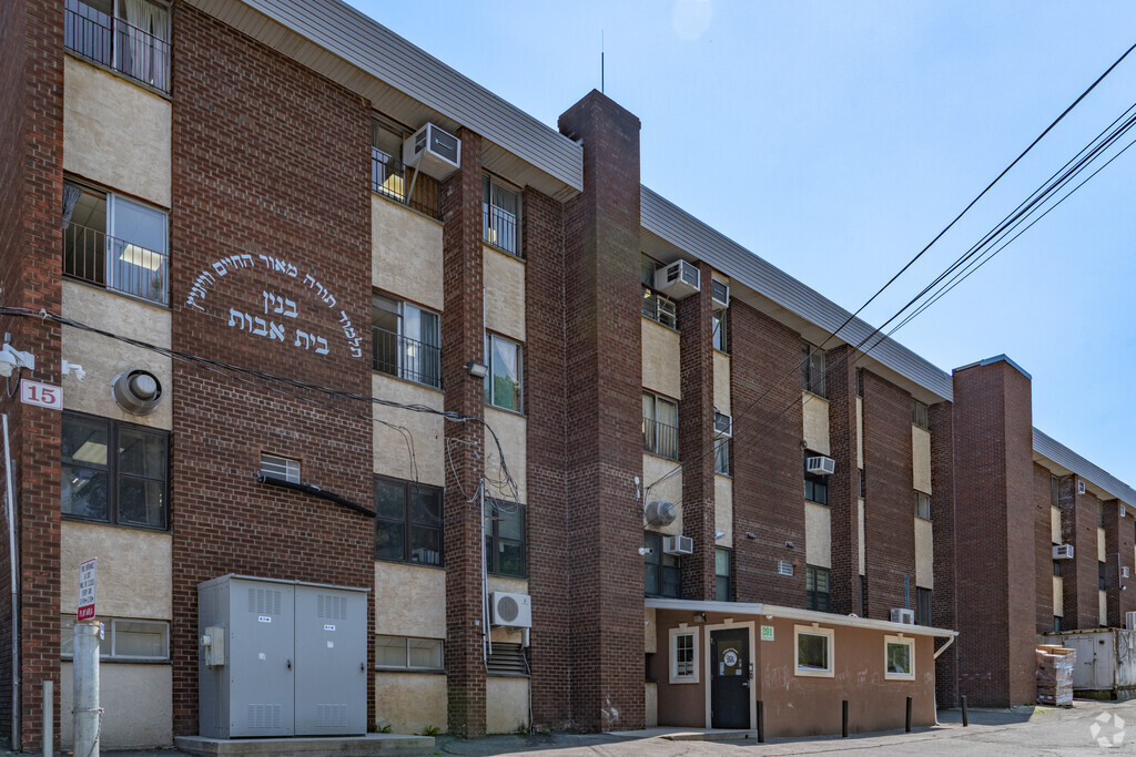 Yeshiva Viznitz serves students in the Kaser neighborhood of Monsey, NY.