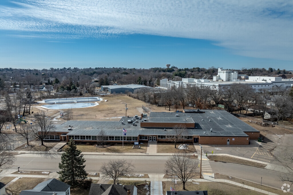 Roosevelt Elementary School has a 12 to 1 student teacher ratio according to niche.