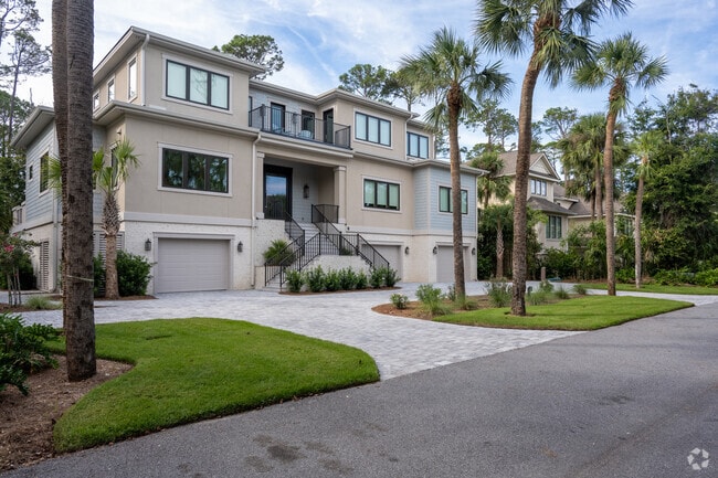 You can find many inland homes within the Palmetto Dunes neighborhood.