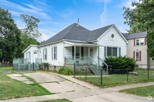 Single story homes are common in the Hill Street East neighborhood.