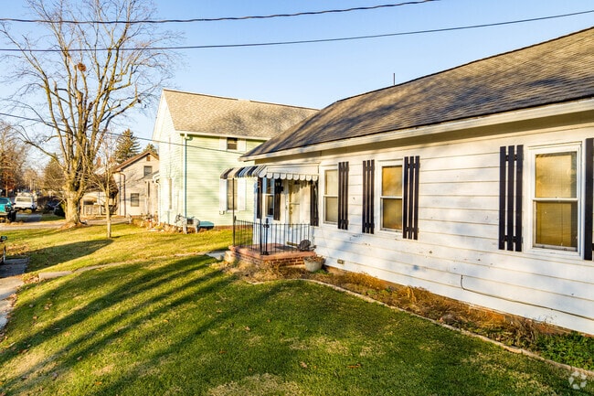 Single story homes can be found throughout the Oxford neighborhood.