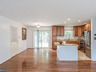 614 Wildwood Ln, Lakemoor, IL 60051