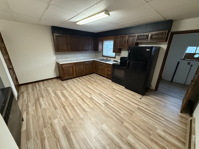 949 W Pike St unit Lower, Clarksburg, WV 26301 - photo 2