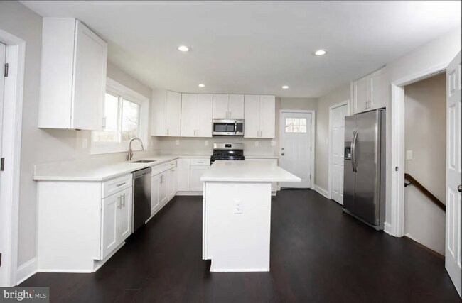 127 S Jordan St unit Larger Upstairs Bedr, Alexandria, VA 22304 - photo 7