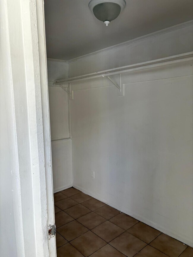 Small Bedroom/Closet