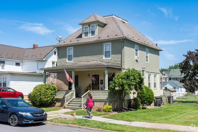 American four square homes and fun neighborhood walks are a common theme in Luzerne.